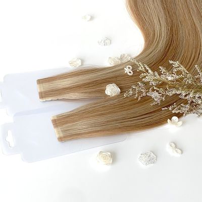 Estensioni di capelli con nastro adesivo con cuticule russa e nastro sottile
